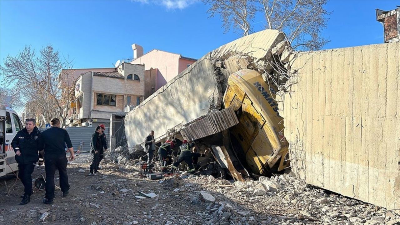 Yıkım sırasında bina iş makinesinin üzerine çöktü