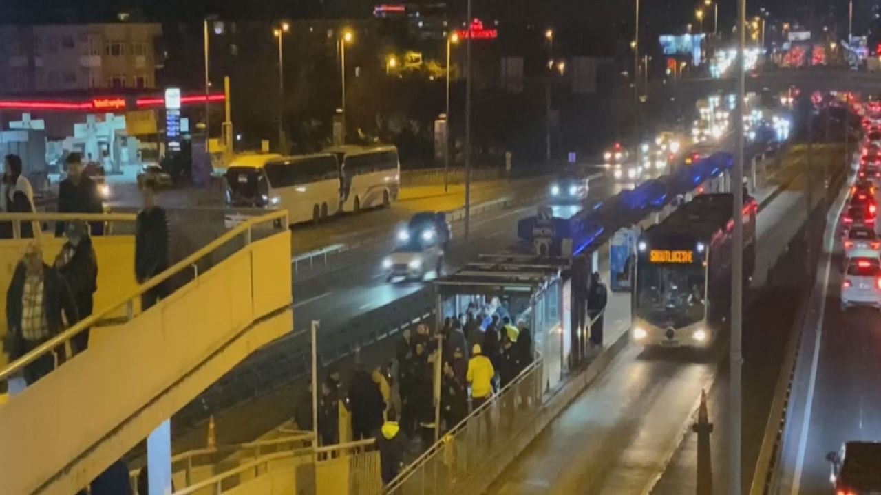 Metrobüste etrafa rastgele ateş etti!