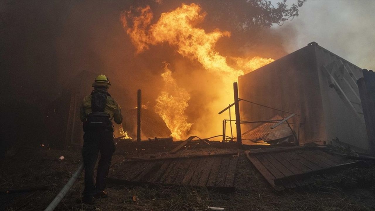 Los Angeles'ta orman yangınları nedeniyle yaklaşık 30 bin kişi tahliye ediliyor