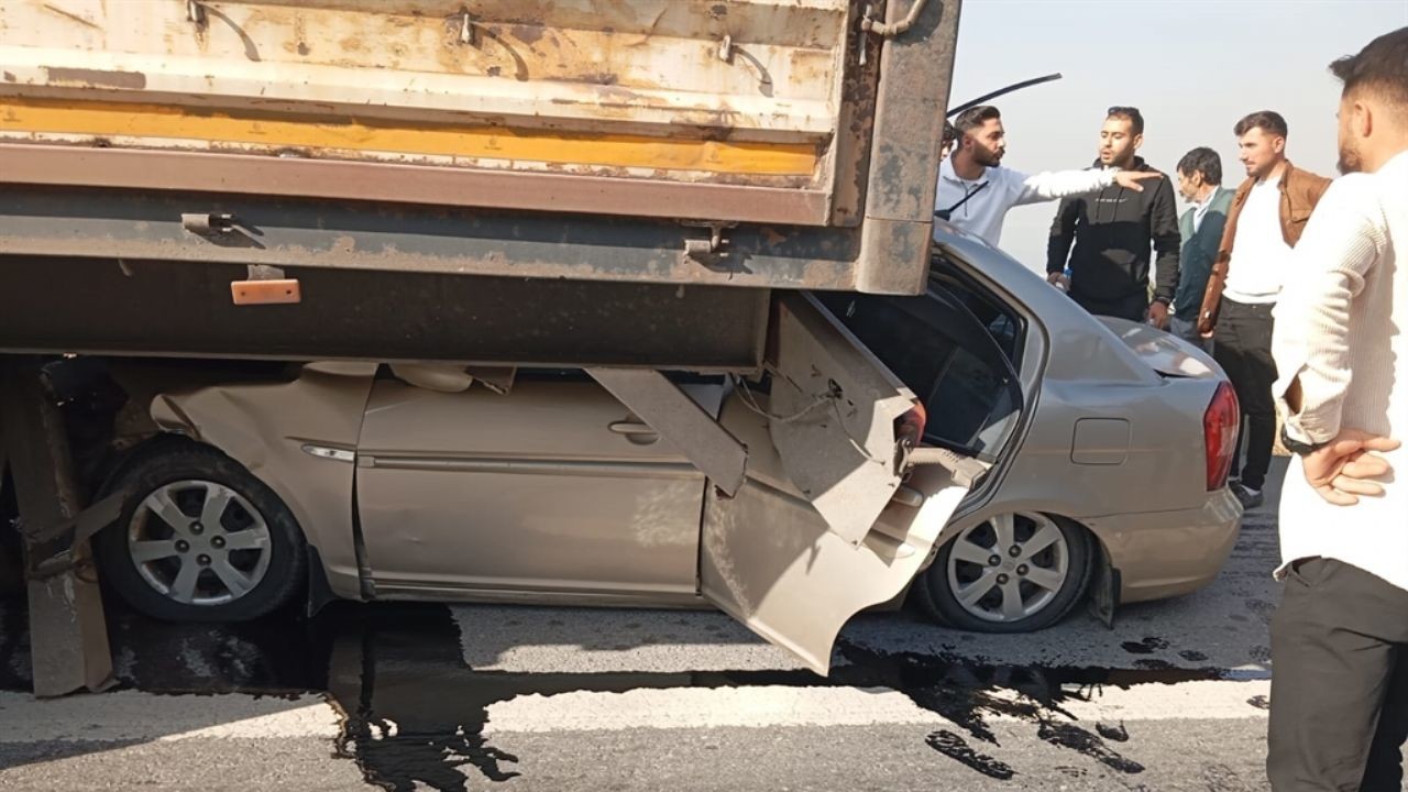 TIR'ın altına giren araçtan yaralı kurtarıldılar