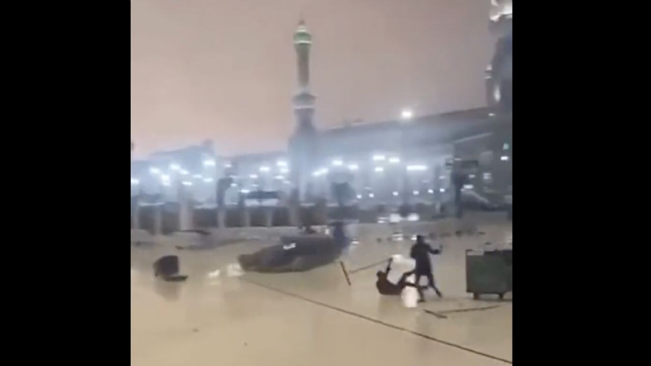 Mekke'de fırtına insanları uçurdu! Mescid-i Haram'ı şiddetli yağmur ve dolu vurdu