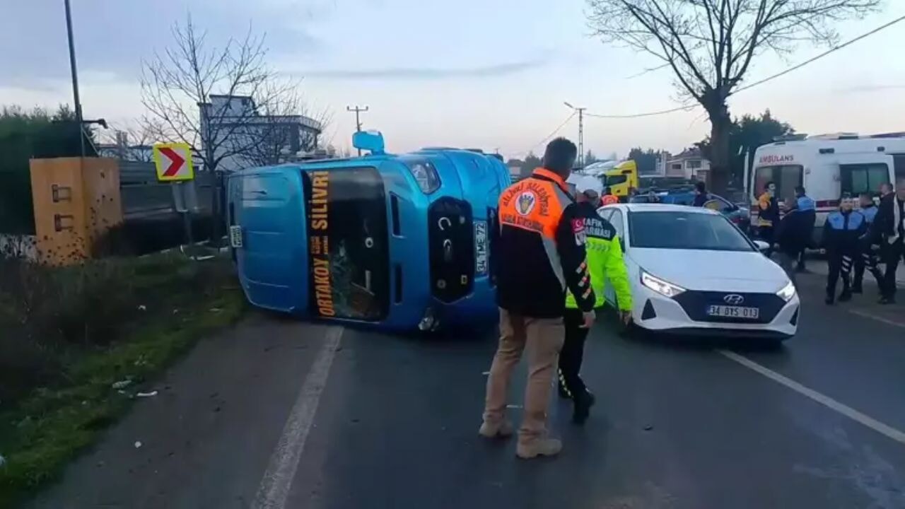 Korkunç kaza: Minibüs devrildi, 10 kişi yaralandı