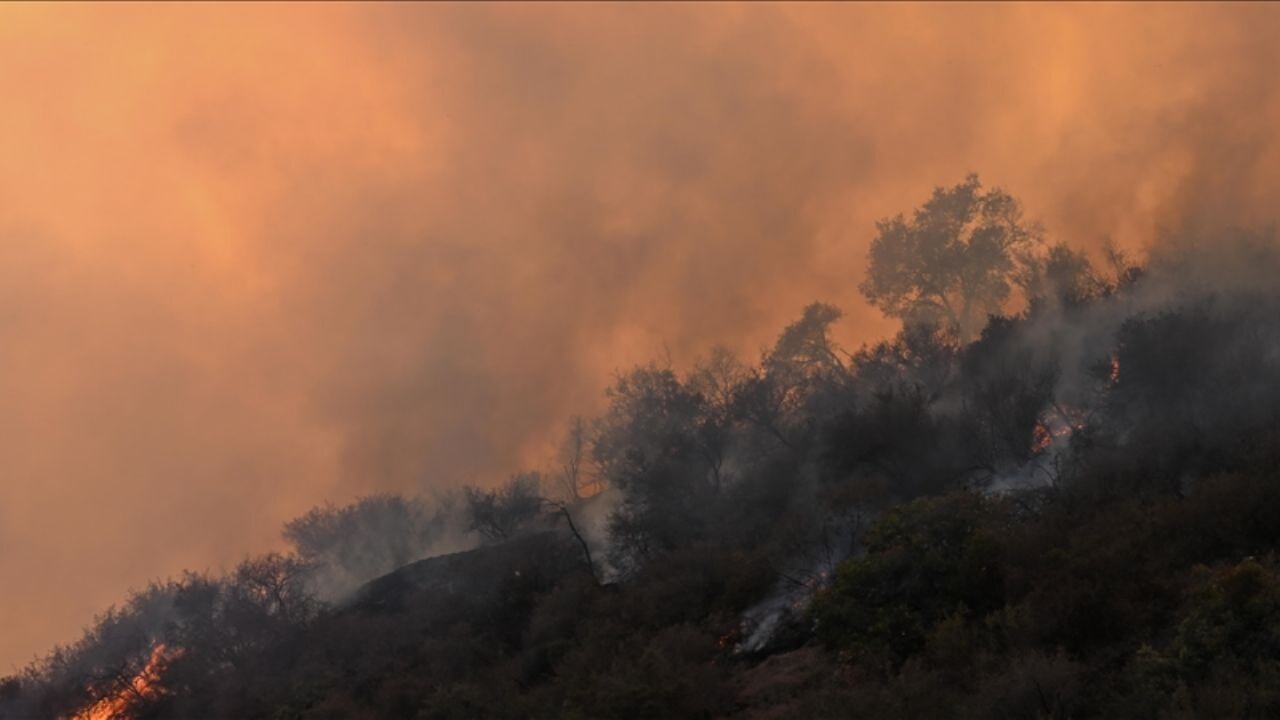 Yangınlarla boğuşulan Los Angeles'ta gece rüzgarın tekrar güçlenmesinden endişe ediliyor