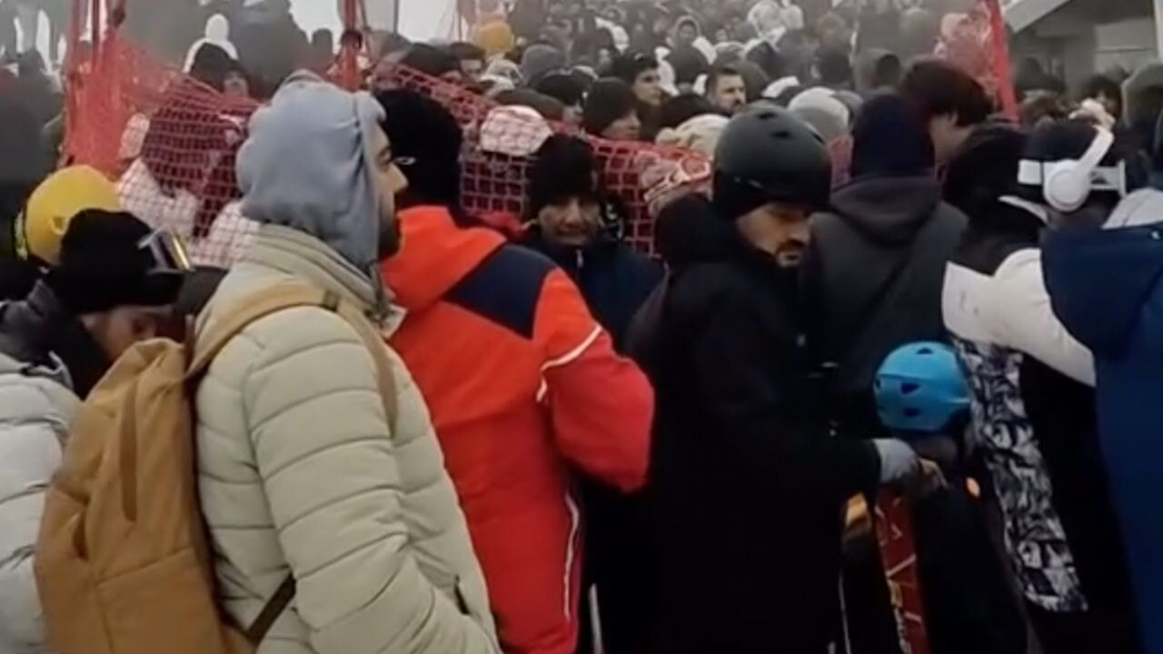 Bursa Uludağ'da teleferik kuyruğu şaşırttı