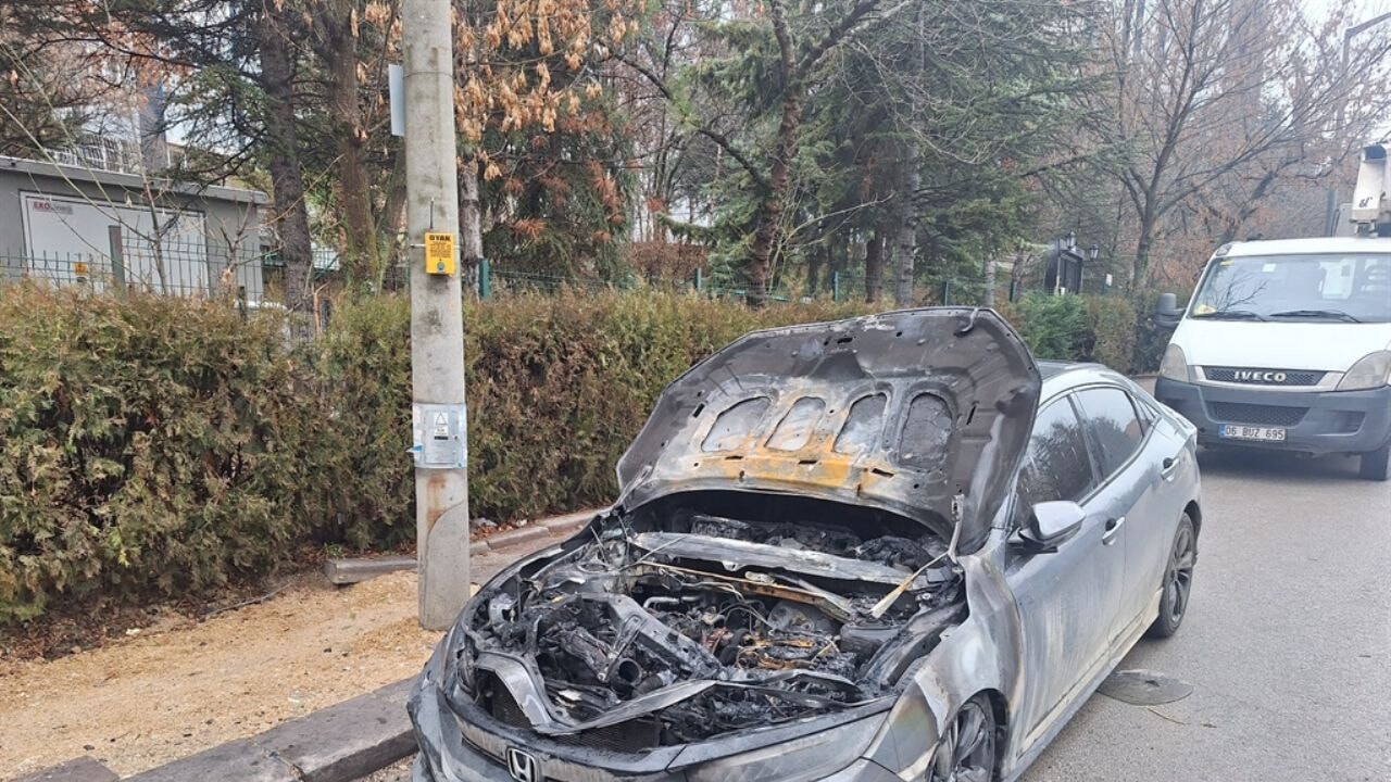 Görülmemiş kaza: Sokak lambası, üzerine düştüğü otomobili yaktı