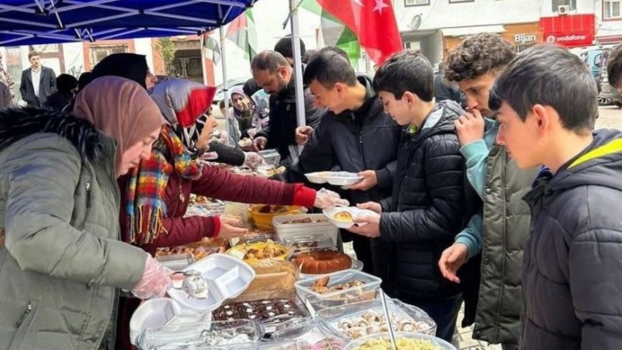 Çaykara'da Gazze yararına düzenlenen kermes büyük ilgi gördü