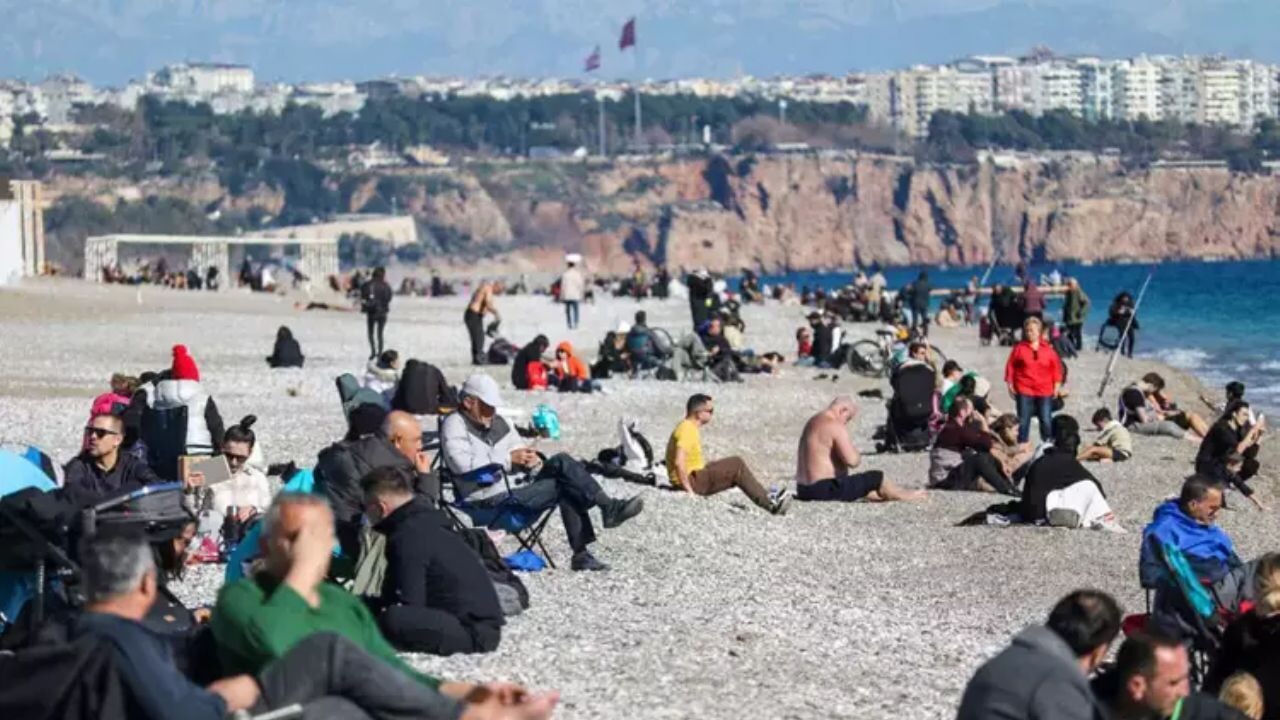 Antalya'da sömestr tatili coşkusu: Konyaaltı Sahili dolu