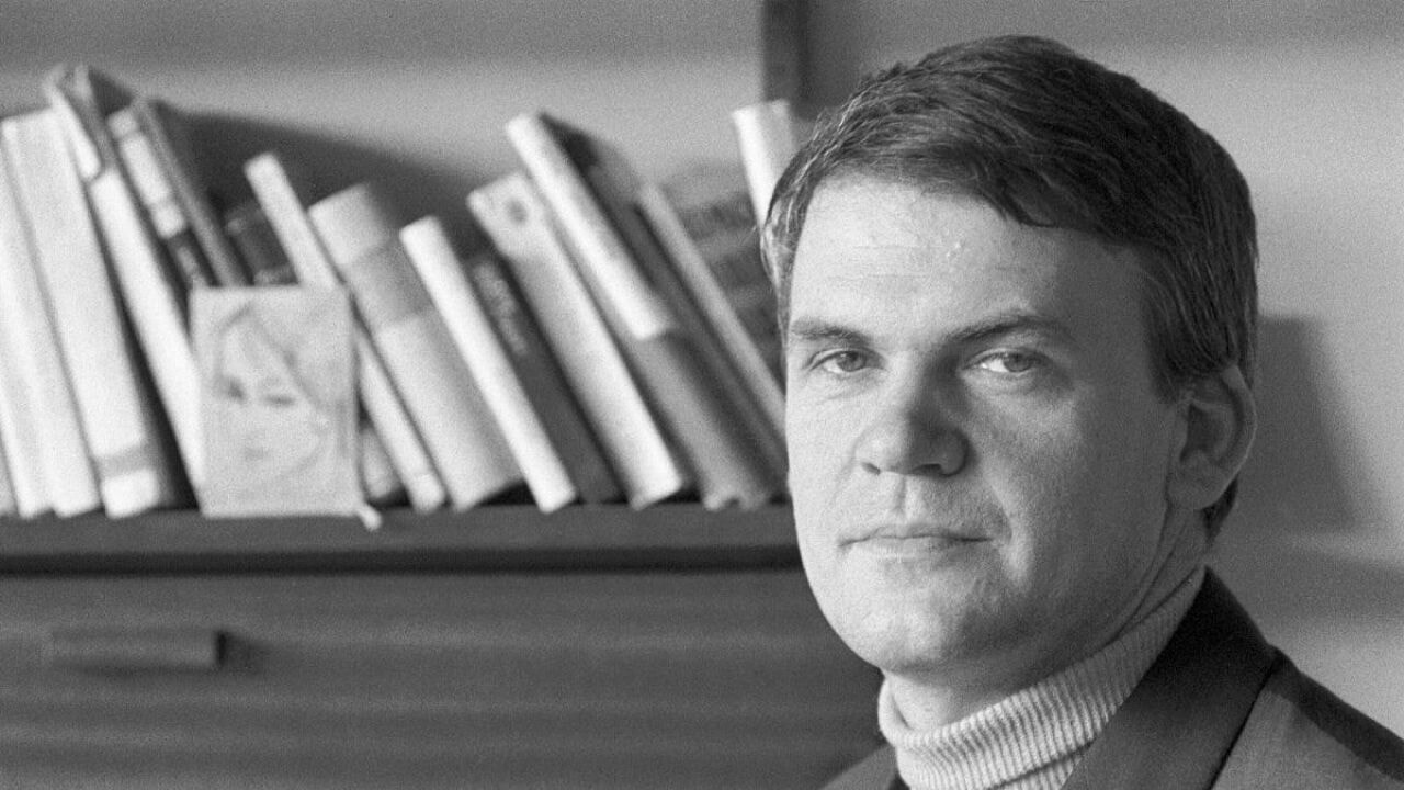 Milan Kundera ve eşinin naaşları Çekya'ya iade edildi