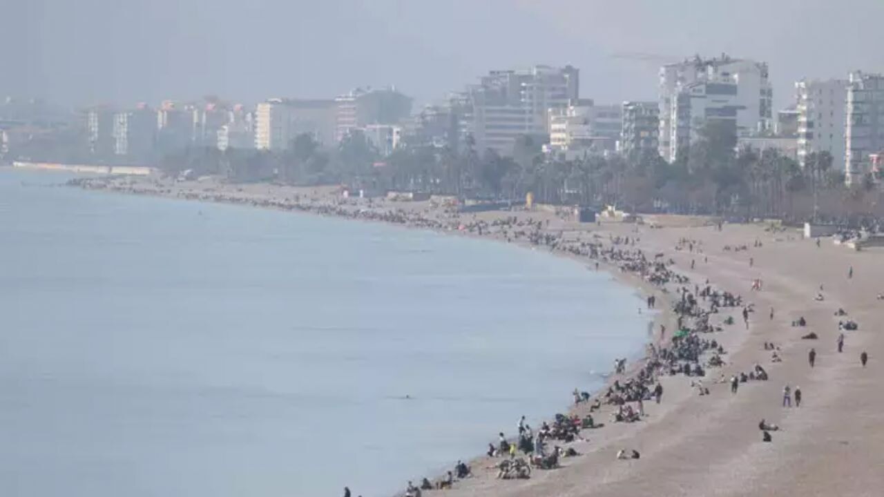 Antalya'da Şubat sıcaklığı! Konyaaltı Sahili'ne tatilciler akın etti