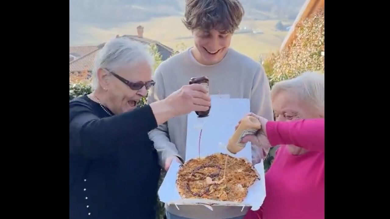 İtalyan teyzeler pizzanın intikamını lahmacundan aldılar