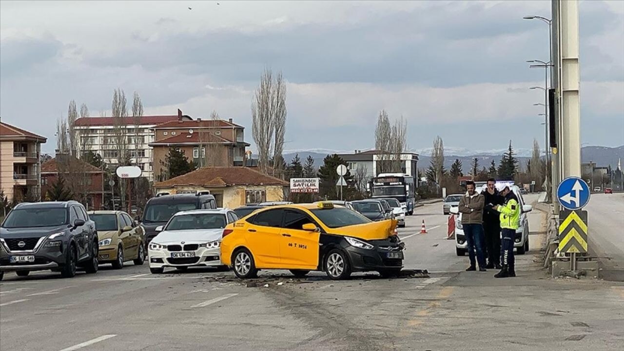 Çubuk'ta can pazarı! İki otomobil çarpıştı, 5 yaralı