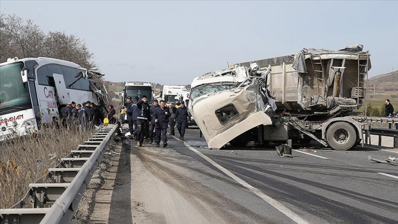 Bilecik'te zincirleme trafik kazası! Tırın otobüse çarpmasıyla 11 kişi yaralandı