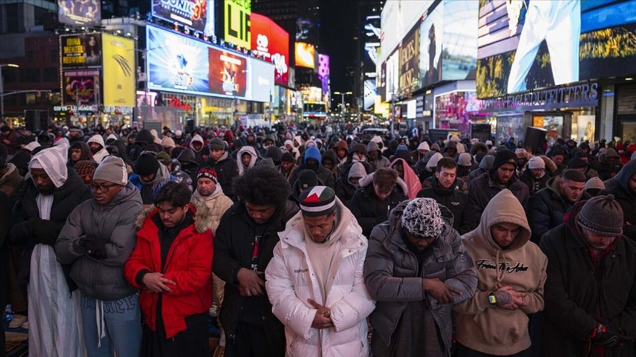 ABD'de görülmemiş anlar! Times Meydanı'nda teravih namazı kılındı