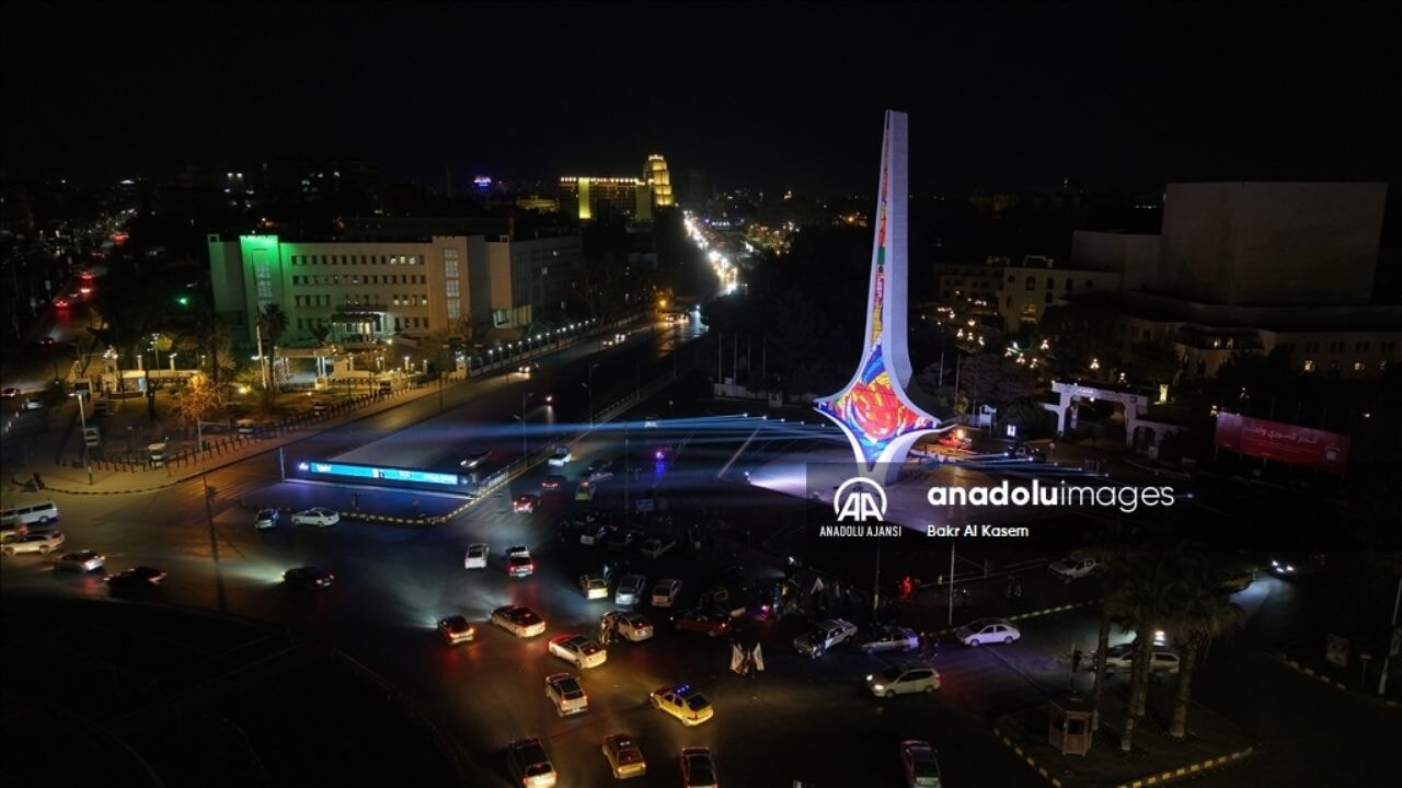 Şam'daki kılıç heykeli restorasyondan sonra LED ışıklarla aydınlatıldı.