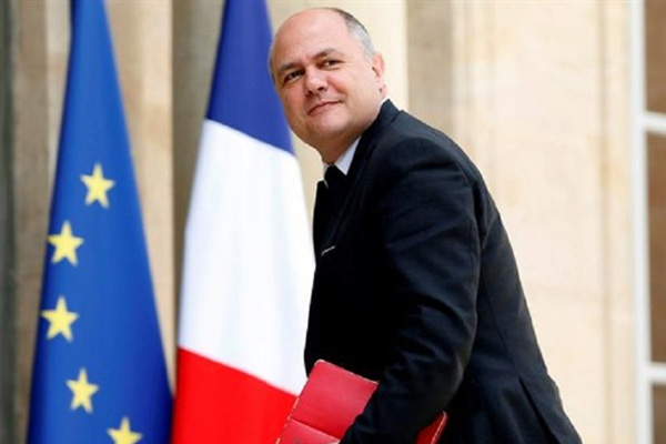 Fransa İçişleri Bakanı istifa etti Timeturk Haber