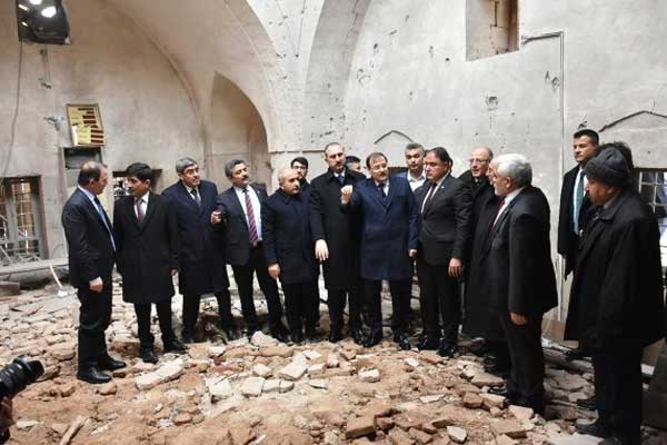 Bakan Gül Kilis'te bombalanan camiyi inceledi