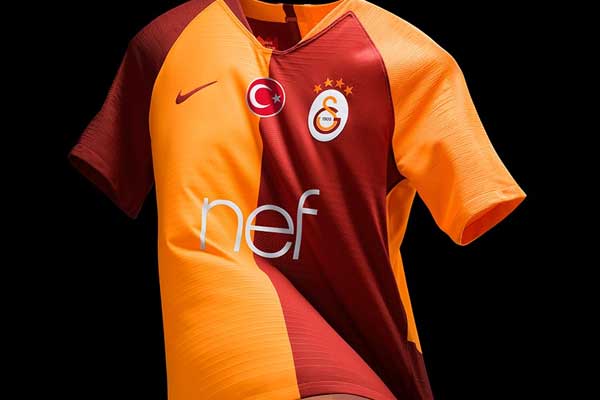Galatasaray'ın iç saha forması tanıtıldı - Timeturk Haber