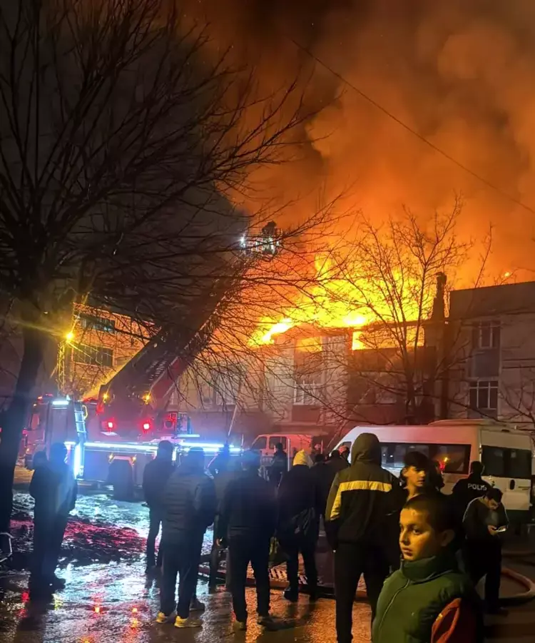 Avcılar'daki Yangında Alevler Kısa Sürede Büyüdü