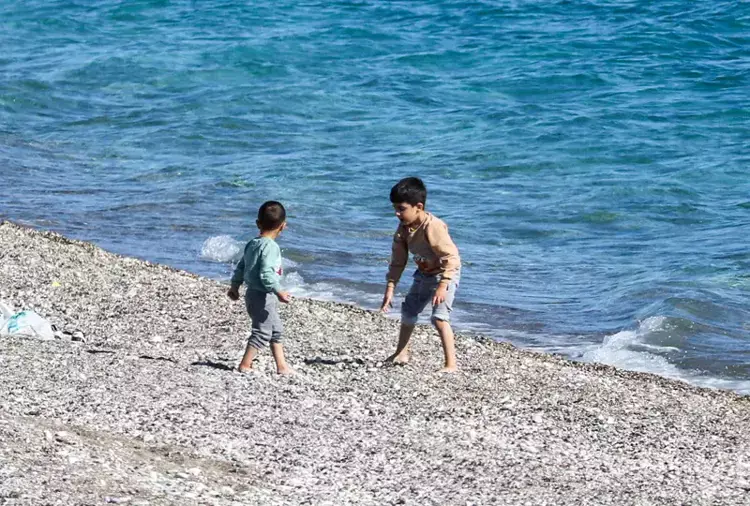 Antalya'da Tatil Coşkusu: Konyaaltı Sahili'nde Yoğun İlgi