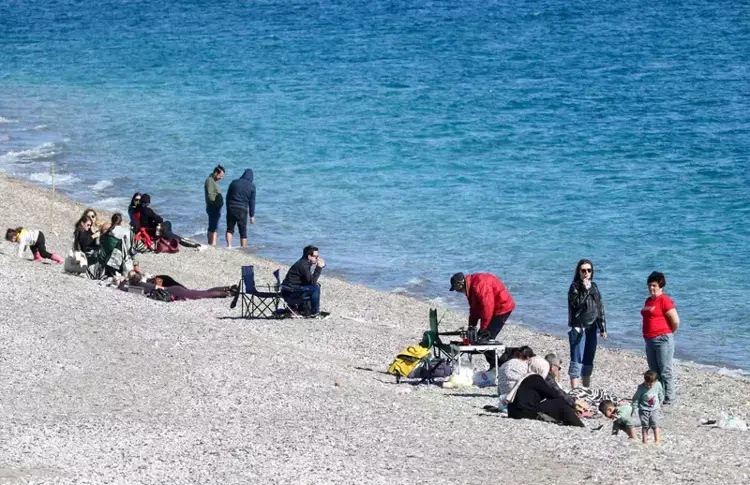 Antalya'da Tatil Coşkusu: Konyaaltı Sahili'nde Yoğun İlgi