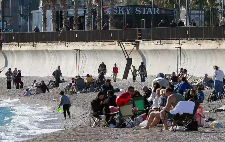 Antalya'da Tatil Coşkusu: Konyaaltı Sahili'nde Yoğun İlgi