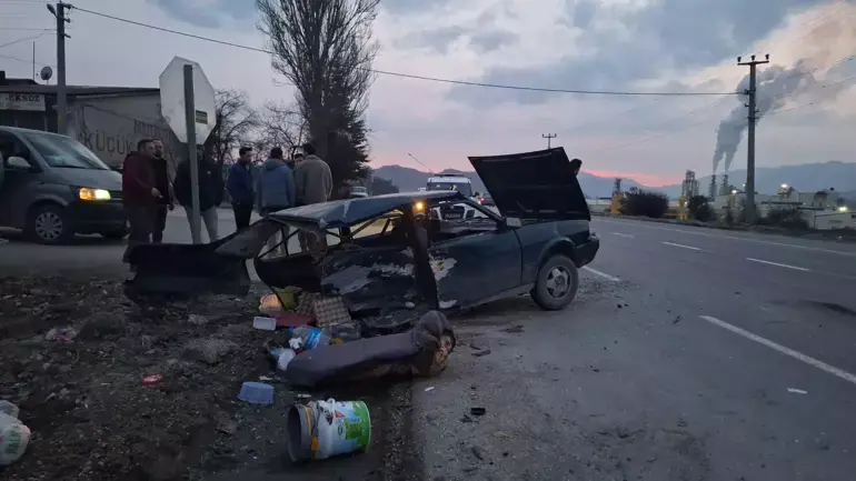 Mudurnu'da Korkunç Kaza: İkiye Bölünen Otomobilin Sürücüsü Kurtuldu