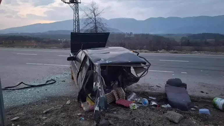 Mudurnu'da Korkunç Kaza: İkiye Bölünen Otomobilin Sürücüsü Kurtuldu