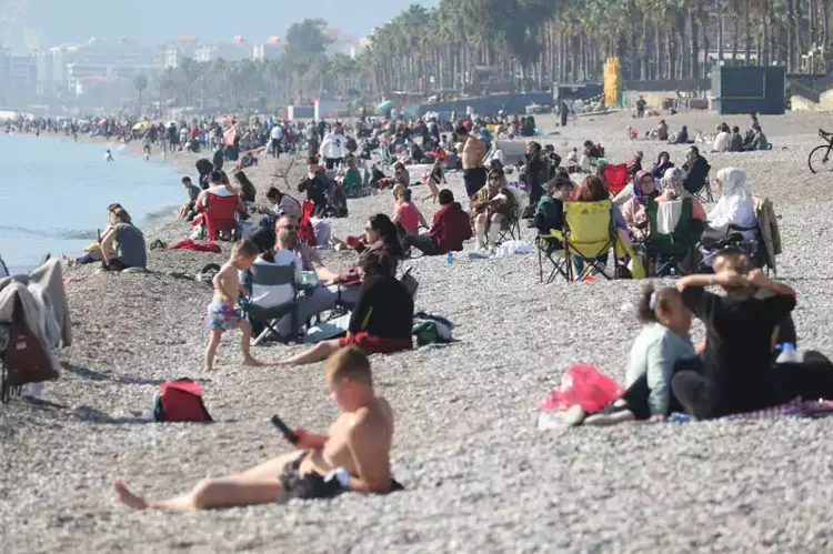 Antalya'da Yarıyıl Tatili Keyfi: Güneşli Günler ve Eğlence