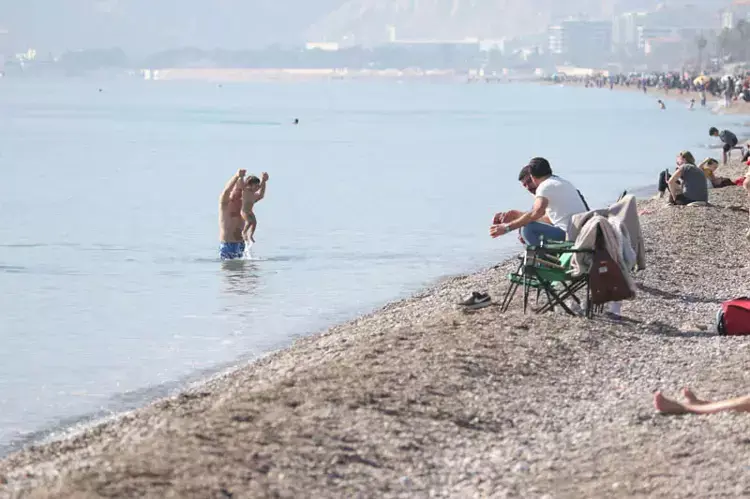 Antalya'da Yarıyıl Tatili Keyfi: Güneşli Günler ve Eğlence