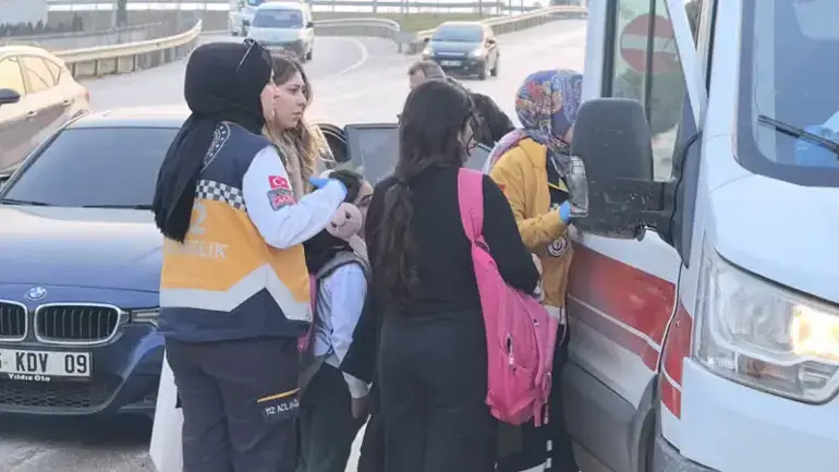 Akhisar'da Servis Minibüsü ve Otomobil Çarpıştı: 8 Yaralı