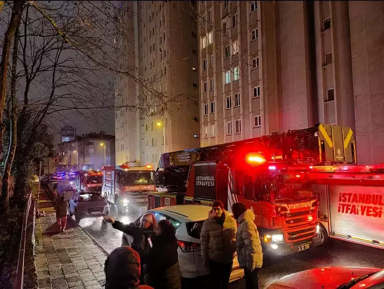 İstanbul Beşiktaş'ta İstinat Duvarı Çöktü, Araçlar Zarar Gördü