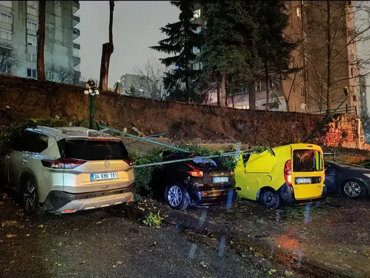 İstanbul Beşiktaş'ta İstinat Duvarı Çöktü