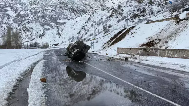 Çatak'ta Kar Yağışı Sonrası Kayalar Yola Düştü