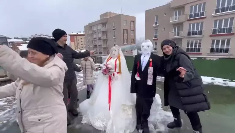 Kağıthane'de Eğlenceli Kış Düğünü: Kardan Gelin ve Damat